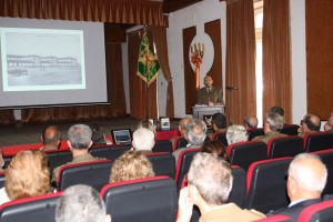 Un momento de la conferencia impartida por José Ricardo Pardo Gato, con una de las más de sesenta fotografías visualizadas durante el desarrollo de la misma.