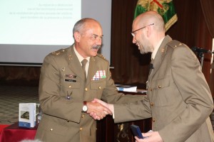 El General Jefe de la Fuerza Logística Operativa, Francisco Javier Abajo Merino, entregando al conferenciante el recuerdo por su intervención en los actos del DIFAS 2015.